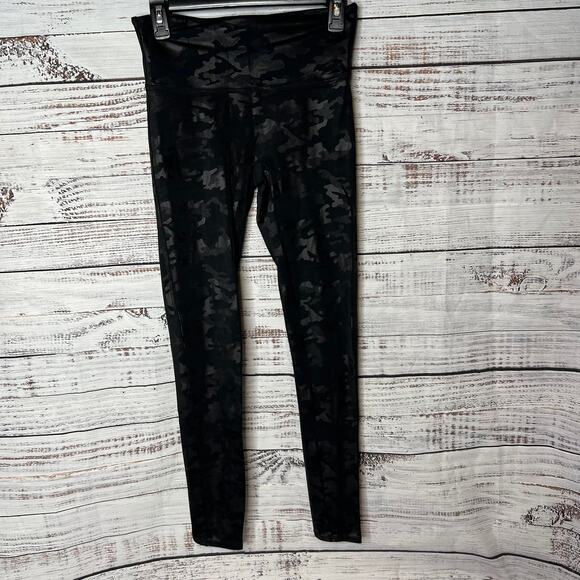 Spanx Faux Leather Camo Leggings Black Reflective Women's SM - Picture 4 of 4